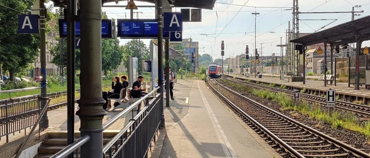 Fürther Hauptbahnhof, etwa drei Gehminuten von der Comödie Fürth