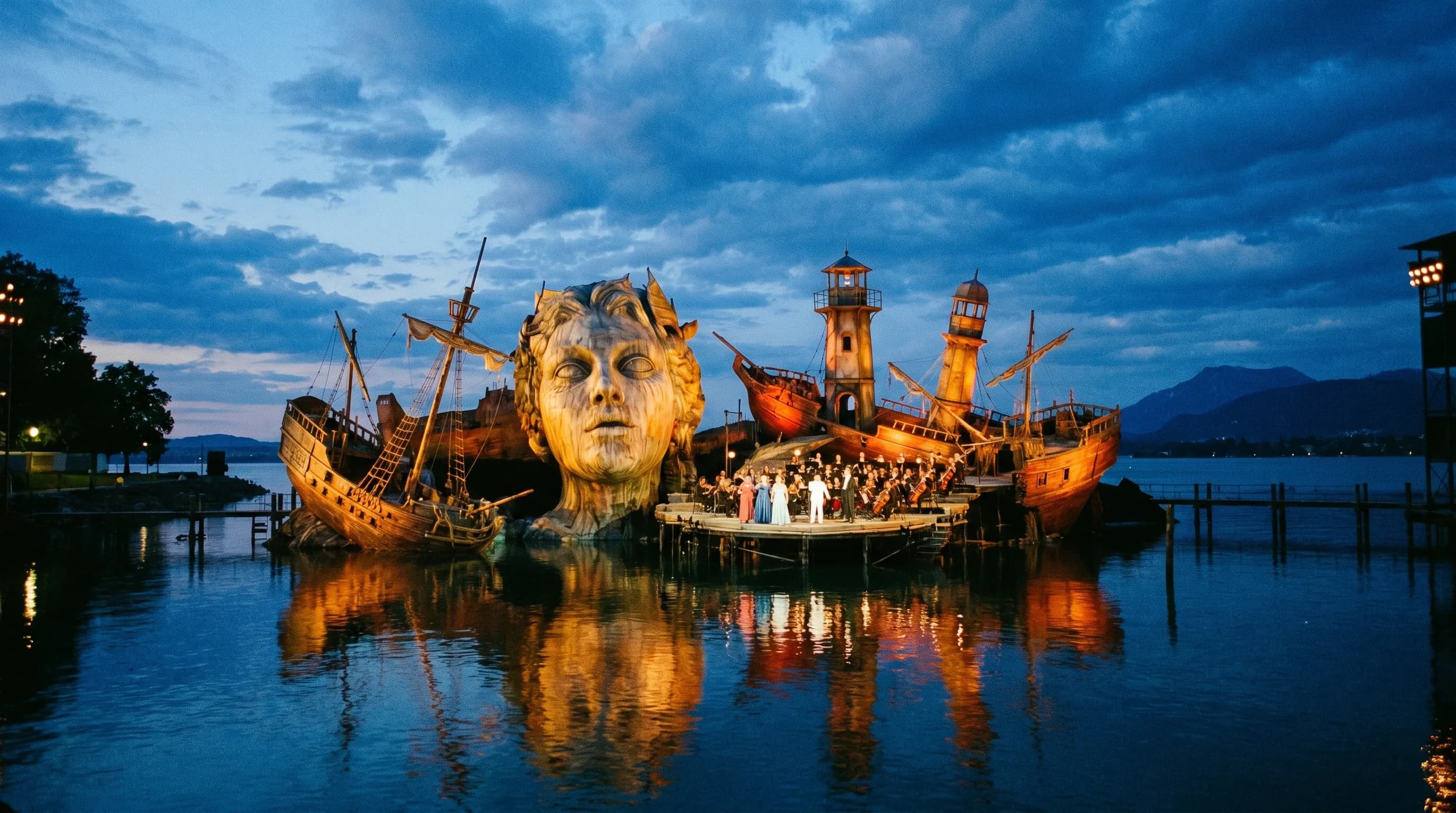 Festspiele Bregenz — Seebühne am Bodensee bei Nacht