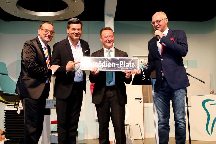 Comödien Platz Schild Übergabe mit Volker Heißmann, Marcel Gasde, OB Dr. Thomas Jung, Martin Rassau